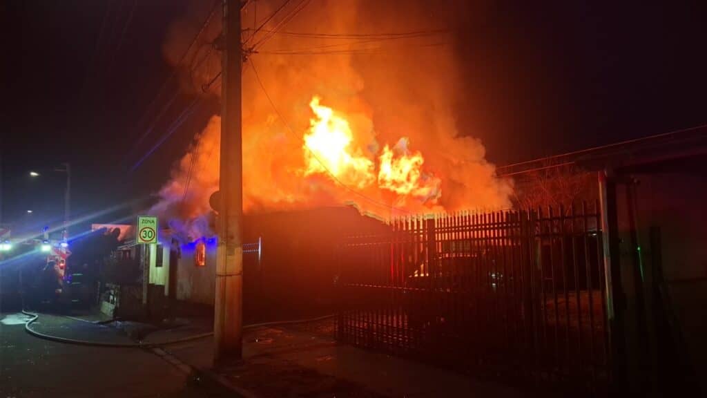 Incendio afecta a tres viviendas y deja seis damnificados en Curicó
