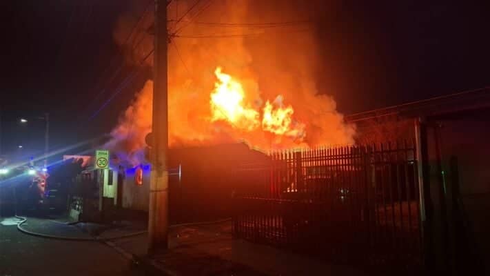 Incendio afecta a tres viviendas y deja seis damnificados en Curicó