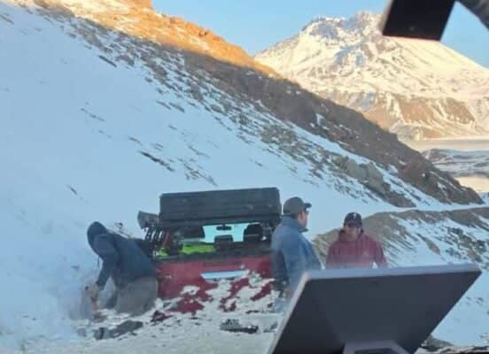 Rescatan a tres hombres aislados en el sector cordillerano de Laguna El Planchón