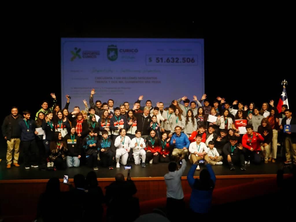 Municipio curicano entrega más de 50 millones de pesos en becas y subvenciones al deporte