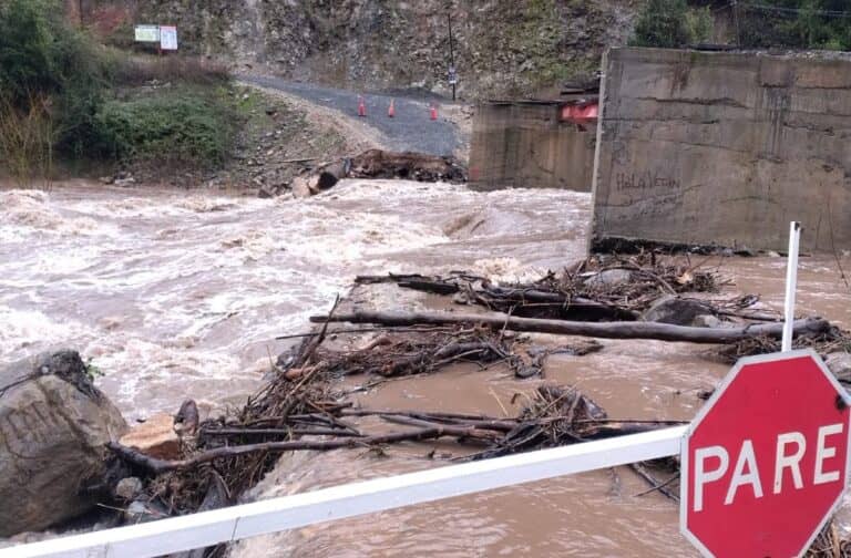 Crecida de río destruye badén en sector Los Maquis: Carabineros descarta aislamiento y desmiente emergencias en Upeo