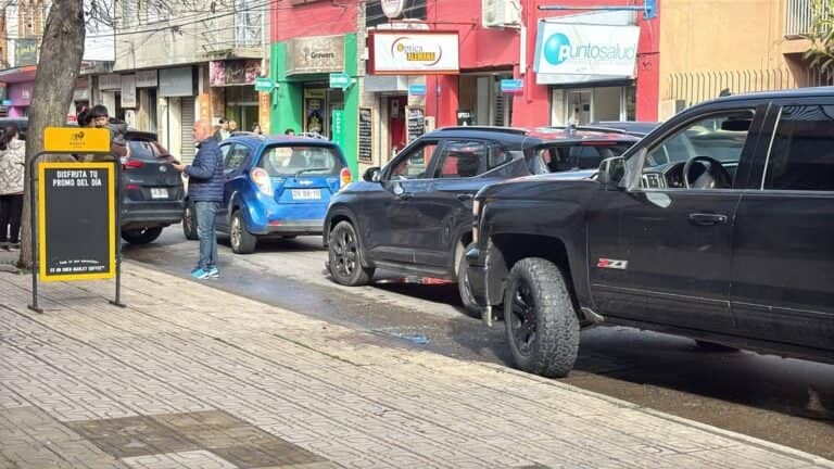 Colisión múltiple en el centro de Curicó deja dos lesionados y genera críticas por permisos de estacionamientos
