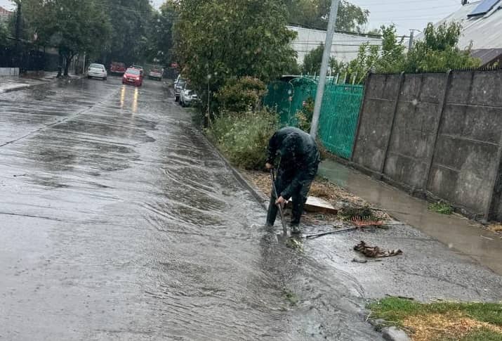 Municipio de Curicó intensifica labores preventivas ante sistema frontal que dejaría 100 milímetros de lluvia
