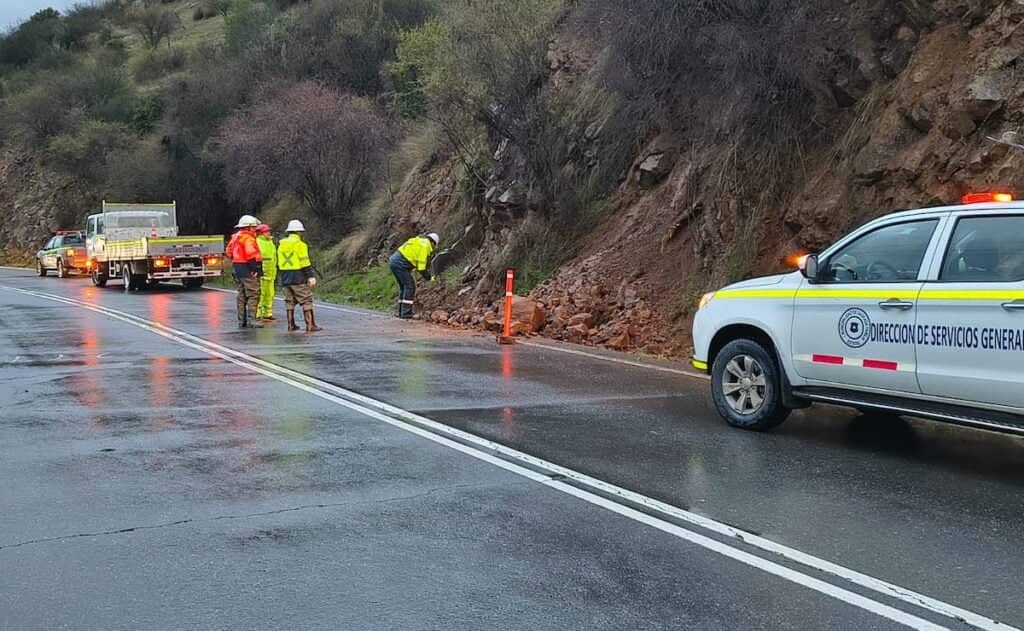 Llaman a la precaución por desprendimiento de material en la Ruta J-68 hacia Sagrada Familia y Villa Prat