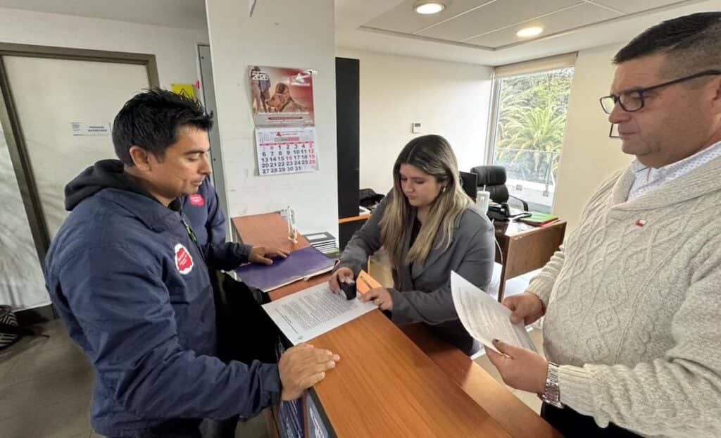 Dirigentes de salud primaria protestan en Curicó por millonario recorte presupuestario del Gobierno