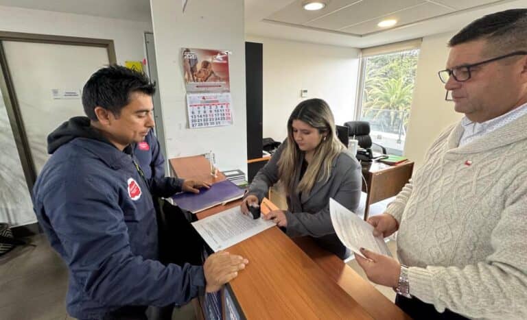 Dirigentes de salud primaria protestan en Curicó por millonario recorte presupuestario del Gobierno