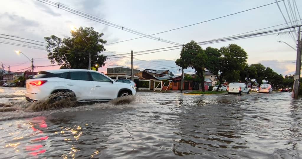 Sistema frontal azota el Maule: Cortes de luz y casas inundadas marcan el inicio de los daños