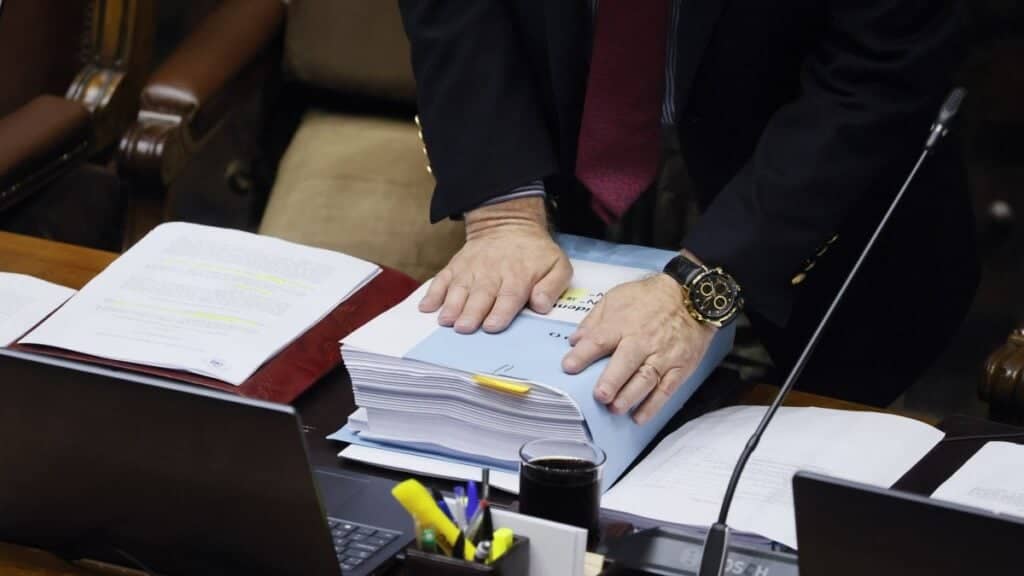 Senado aprueba megarreforma tras larga jornada de votación
