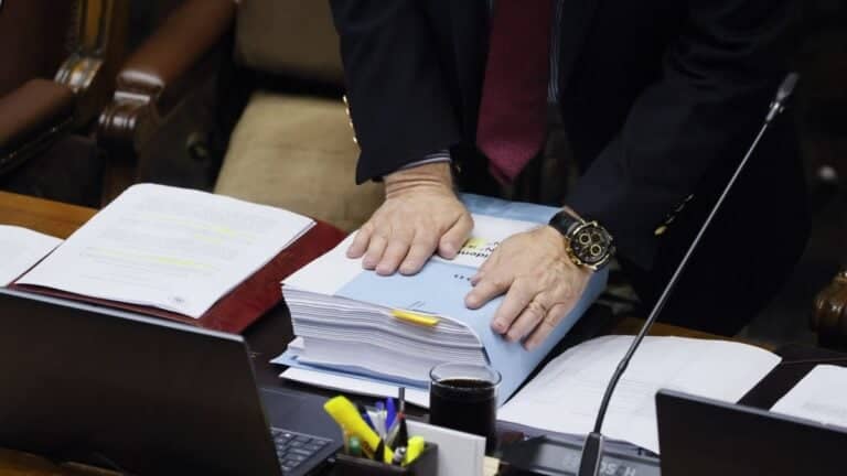 Senado aprueba megarreforma tras larga jornada de votación