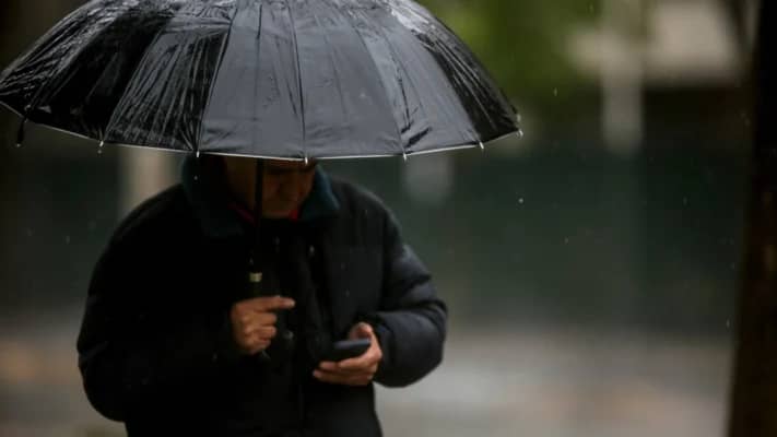 Sistema frontal deja a más de 640 mil hogares sin luz en Chile