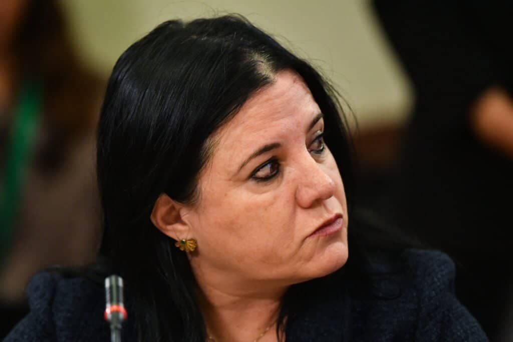 Contraloría falla contra exministra Steinert por pedir datos de detectives de la PDI