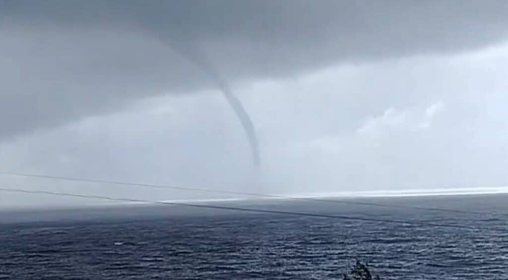 Armada advierte posible formación de trombas marinas en la costa del Maule