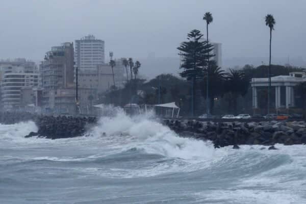 Marejadas en 10 regiones por sistema frontal: Armada emite aviso y llama a la precaución