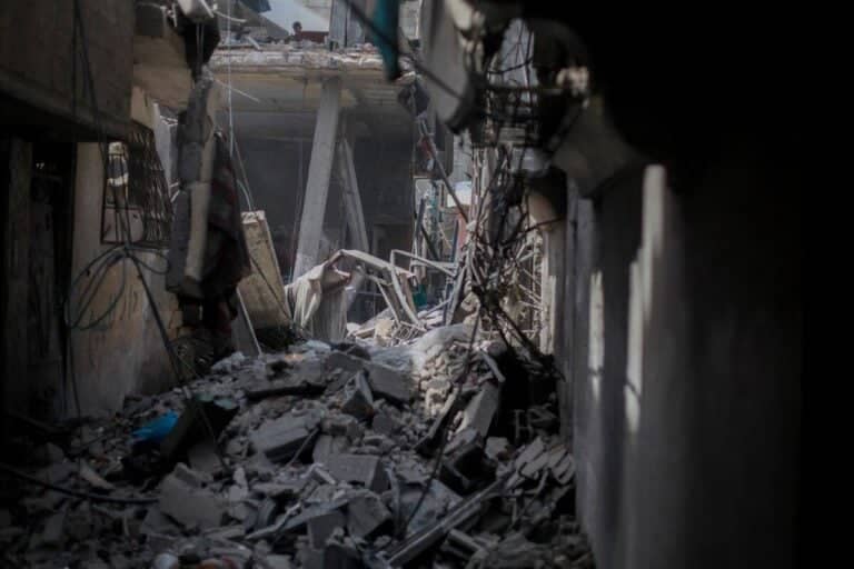 Gaza: Ataques israelíes continúan pese a alto el fuego y la paz se estanca