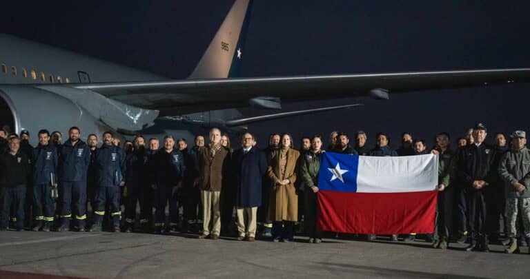 Chile recibe a su equipo USAR de Bomberos tras misión de rescate en Venezuela