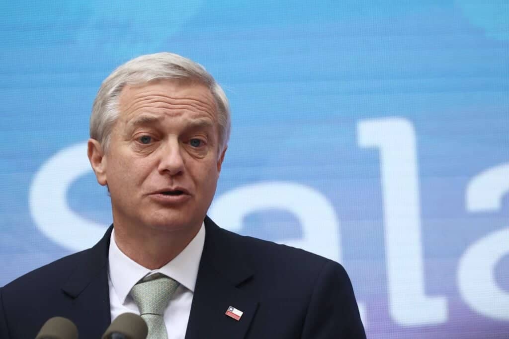 Encuesta Criteria: Aprobación de Kast desciende a 35%