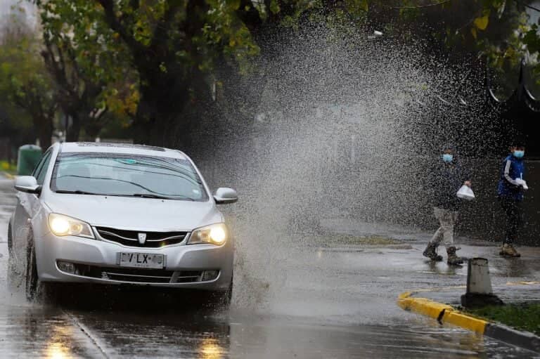 Esta es la multa si mojas a un peatón con tu auto en días de lluvia