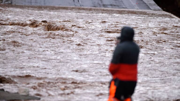 Alertas meteorológicas por intensas lluvias y fuertes vientos en tres regiones del centro-sur del país
