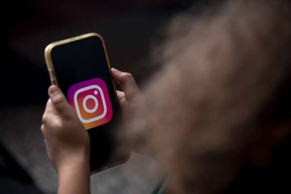 Francia impone veto a redes sociales para menores de 15 años