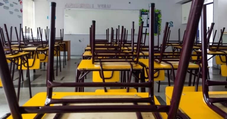 Suspensión de clases en Escuela José Morales Díaz de Curicó por crecida de estero y caída de árboles