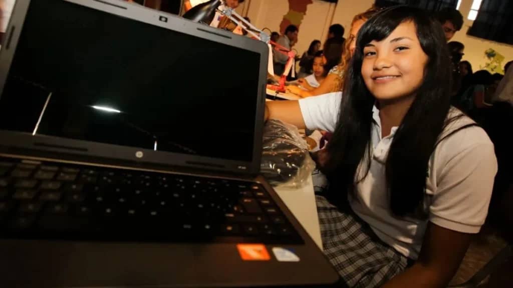 Comenzó la entrega de computadores de la Beca TIC 2026: Conoce los documentos necesarios