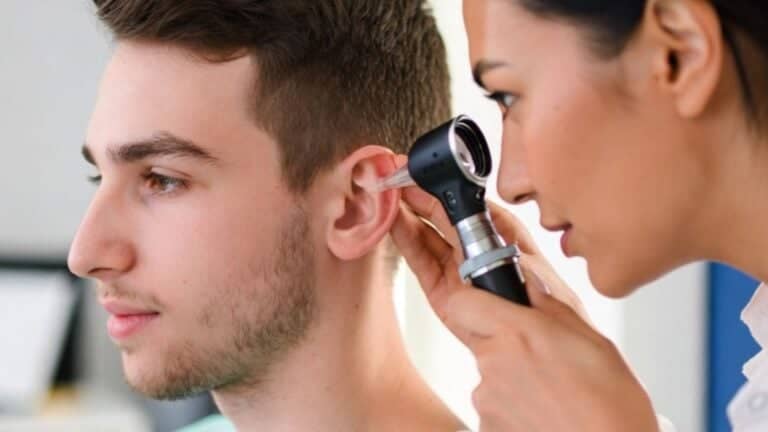 Hombres chilenos priorizan su audición: Consultas preventivas crecen un 46% en 2026