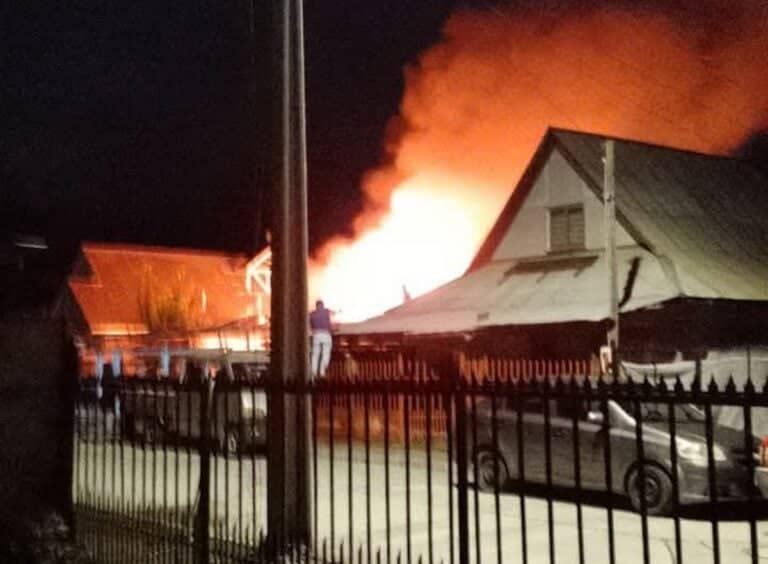 Incendio destruye por completo vivienda de adultos mayores en Sagrada Familia