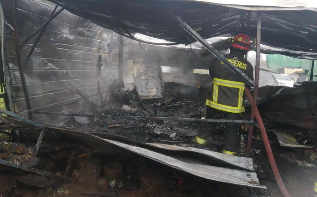 Incendio consume vivienda en Quilvo Alto: Propietario perdió todos sus enseres tras falla eléctrica