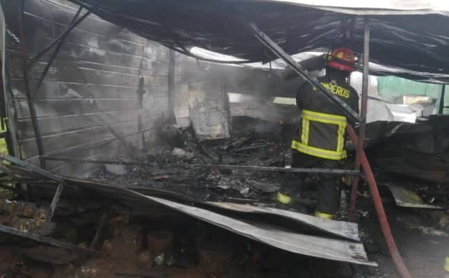 Incendio consume vivienda en Quilvo Alto: Propietario perdió todos sus enseres tras falla eléctrica
