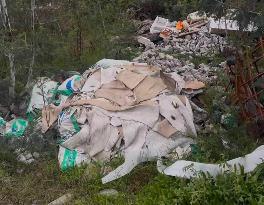 Denuncian contaminación e intervención con maquinaria en las aguas del Río Claro en Molina