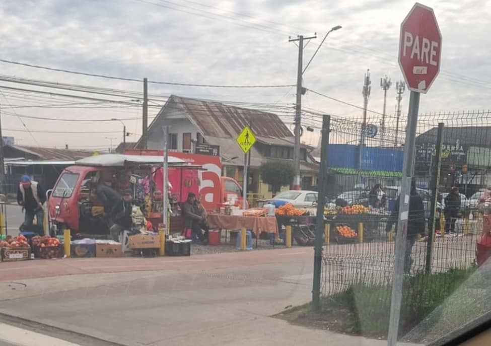 Alcalde apunta a nuevas facultades legales para erradicar el comercio ambulante a las afueras del Hospital de Curicó
