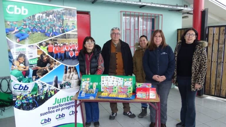 Grupo Cbb entregó útiles y kits escolares a estudiantes de Escuela Monterilla de Teno