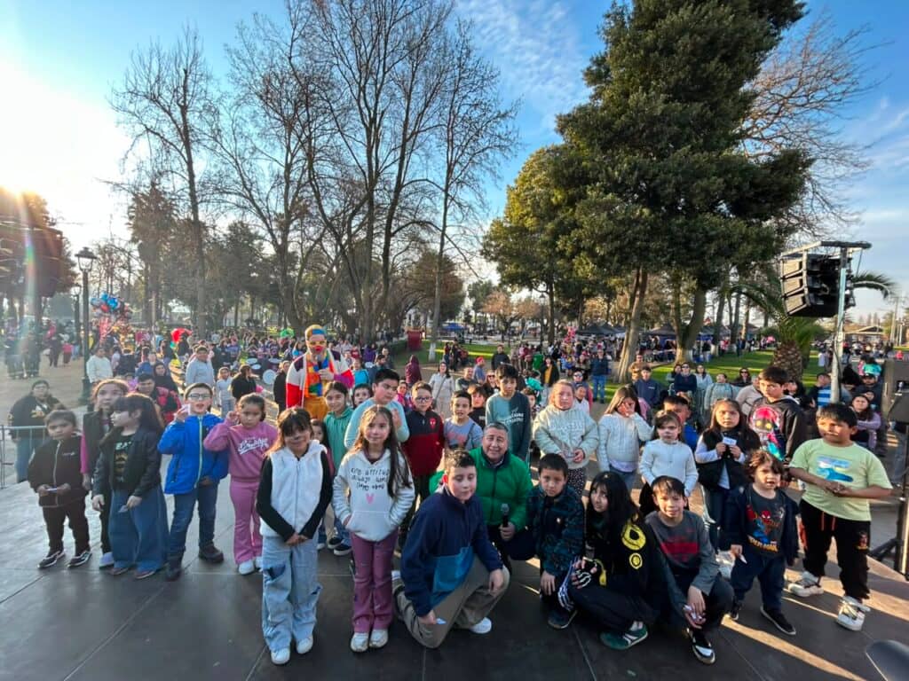 Teno transformó su plaza en un gran parque de diversiones para la niñez
