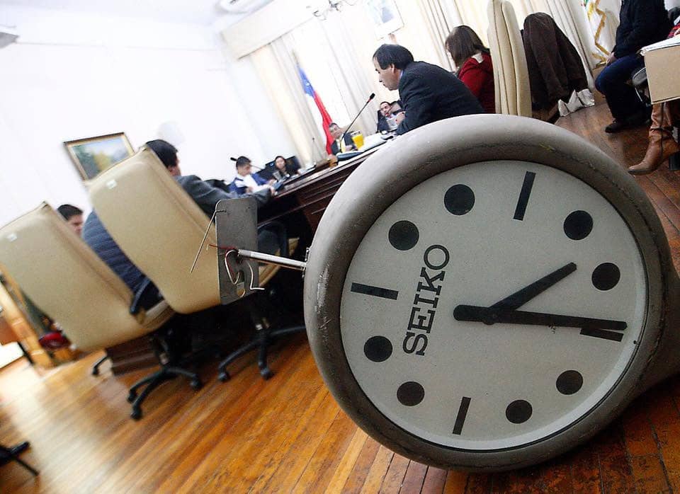 El contraste del histórico Reloj Seiko: Mientras Talca lo recuperó con tecnología inédita, en Curicó sigue guardado en una bodega