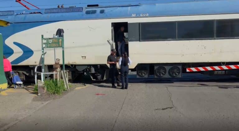 Trágico accidente en Curicó: Tren de pasajeros arrolla a adulto mayor en cruce de Avenida Camilo Henríquez