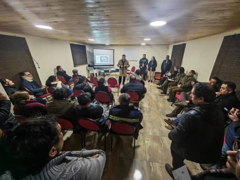 Municipio y vecinos coordinan plan para erradicar microbasural en ribera del río Lontué
