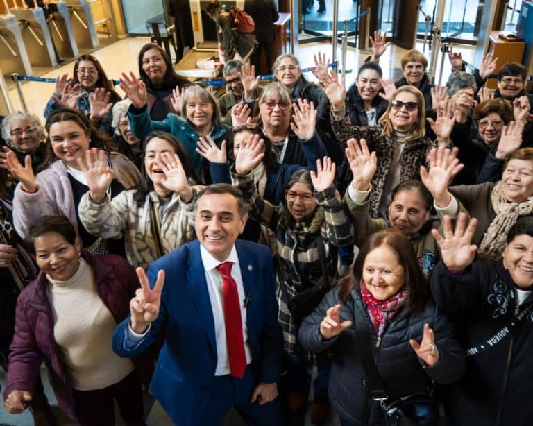 Vecinos de Sarmiento conocen el Congreso Nacional en Valparaíso