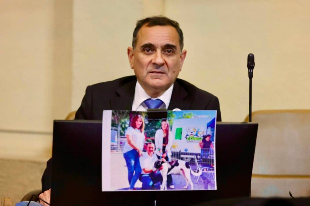 Diputado Javier Muñoz celebra histórico respaldo para prohibir carreras de perros galgos