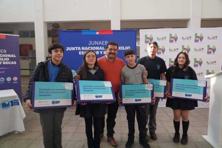 Licantén fortalece la educación escolar: 57 estudiantes reciben modernos computadores de la Beca TIC
