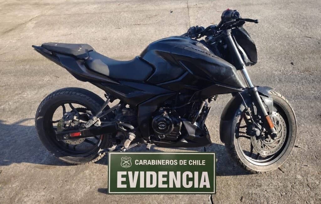 Joven de 18 años es detenido en Teno por conducir una motocicleta robada en Santiago