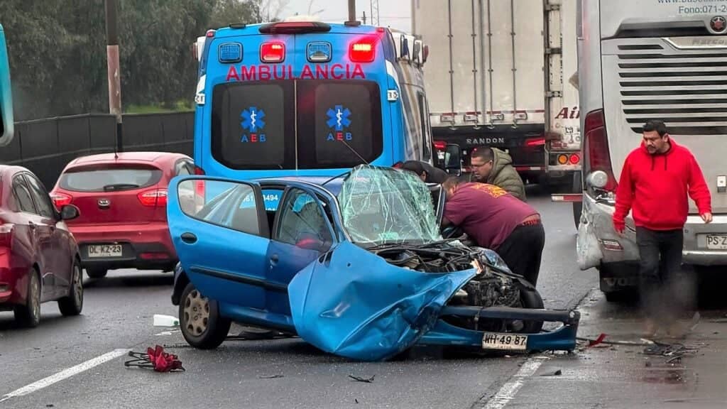 Colisión múltiple en Ruta 5 Sur deja conductora atrapada en Talca
