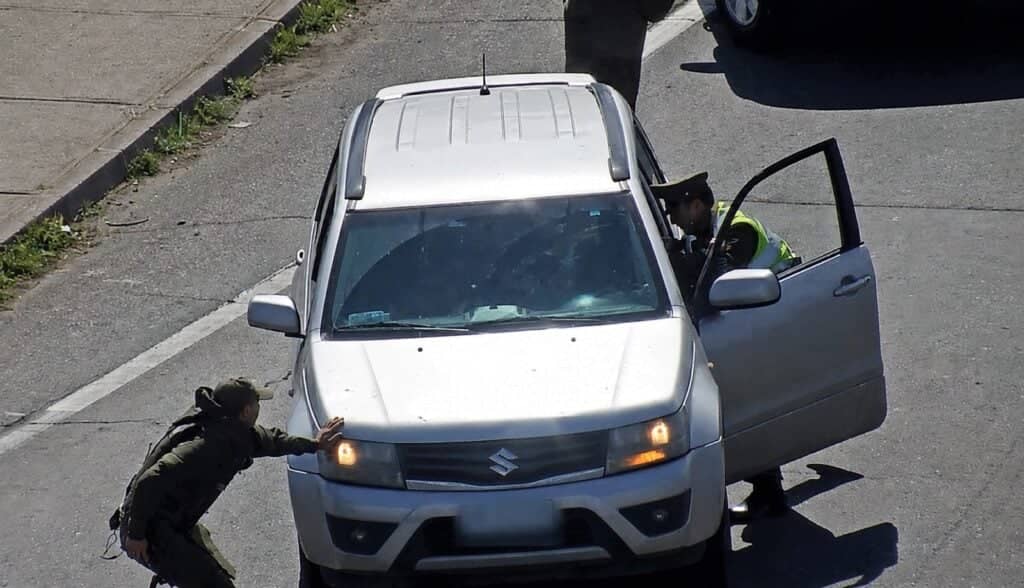 Carabinero resulta lesionado tras ser embestido por conductor que evadió fiscalización en Pelequén