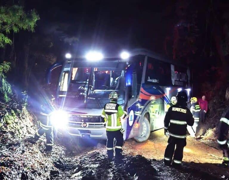 Operativo de emergencia logra rescatar ilesos a deportistas de Río Claro tras quedar atrapados en un bus por error de GPS