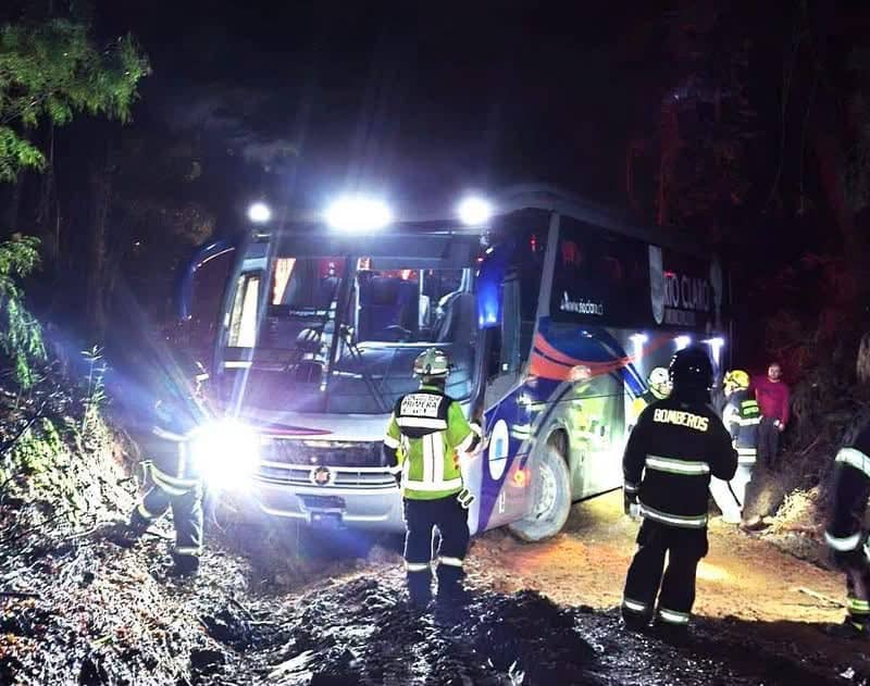 Operativo de emergencia logra rescatar ilesos a deportistas de Río Claro tras quedar atrapados en un bus por error de GPS