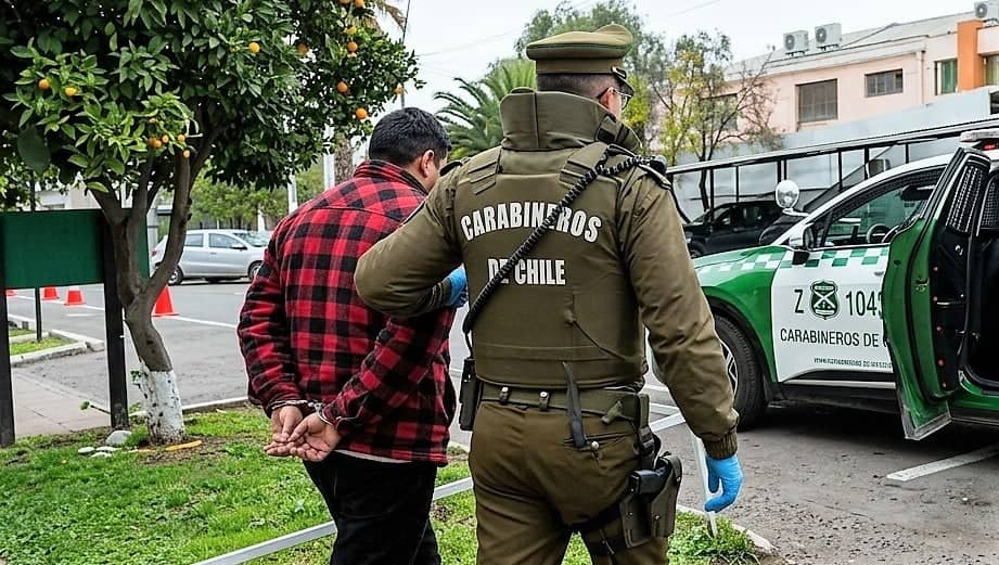 Sarmiento: Carabinero de franco detiene a sujeto que robaba en jardín infantil y resulta lesionado