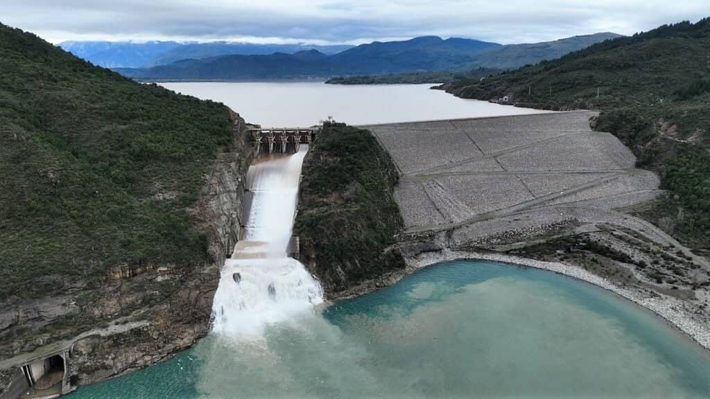 Llaman a extremar precauciones por aumento del caudal del río Maule tras vertimiento del embalse Colbún