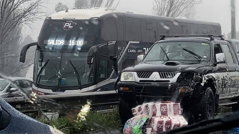 Colisión múltiple involucra a bus de pasajeros y vehículos menores en la Ruta 5 Sur