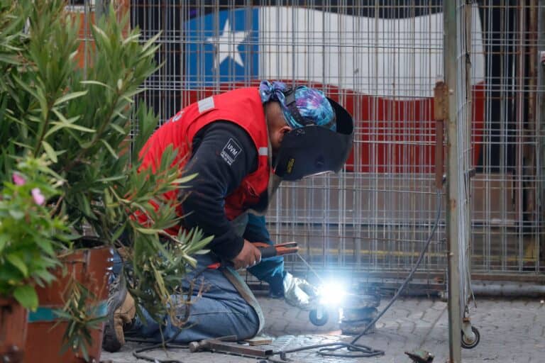 Imacec de junio: Economía chilena sorprende al alza con un crecimiento del 2,4%