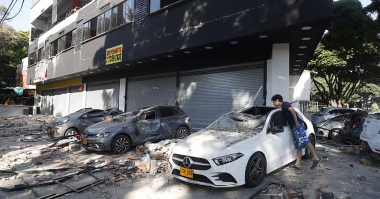 Fuerte sismo de 7.4 en Colombia deja heridos y daños