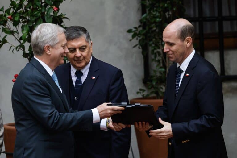 Cadem: 51% cree que el gobierno debe retirar su reforma de seguridad y buscar acuerdos